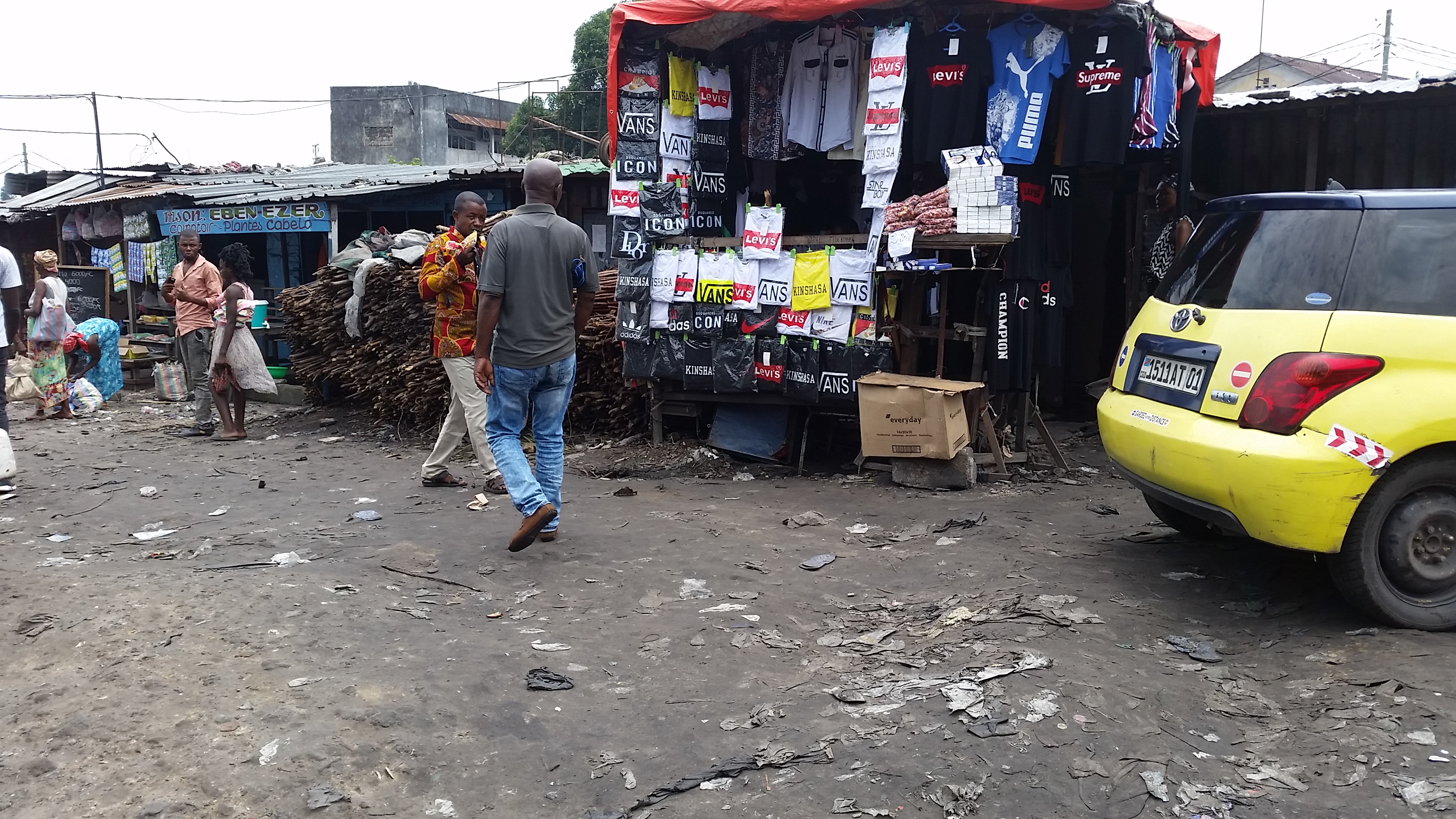 Vente des habits au marché de l'UPN