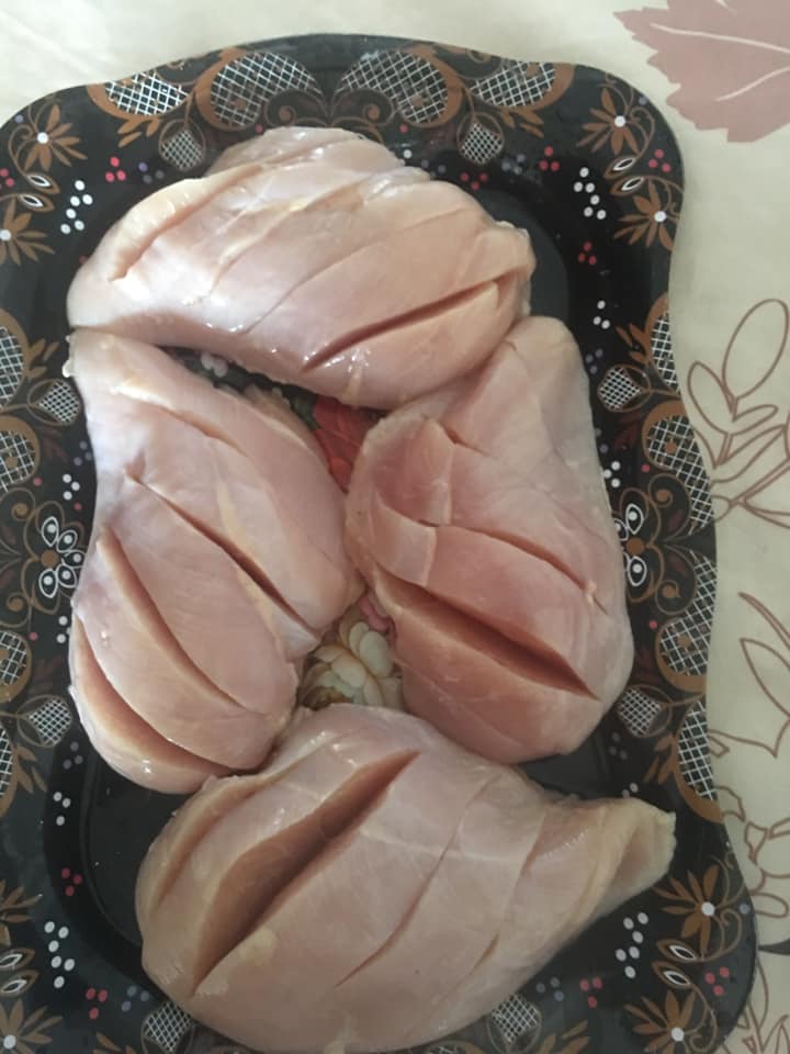 De morceaux de poitrine de poulet prêts à être assaisonnés