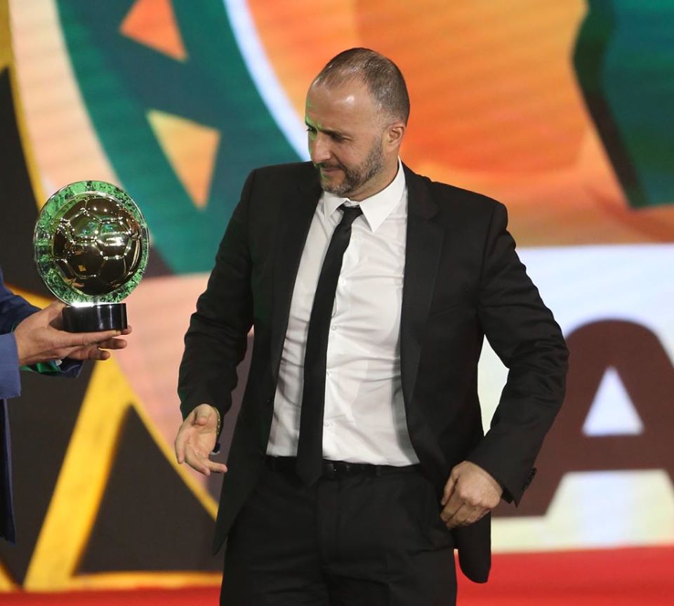 Djamel Belmadi recevant le prix