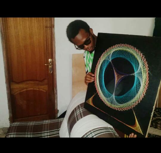 Feely Mubiayi présente un tableau fin prêt