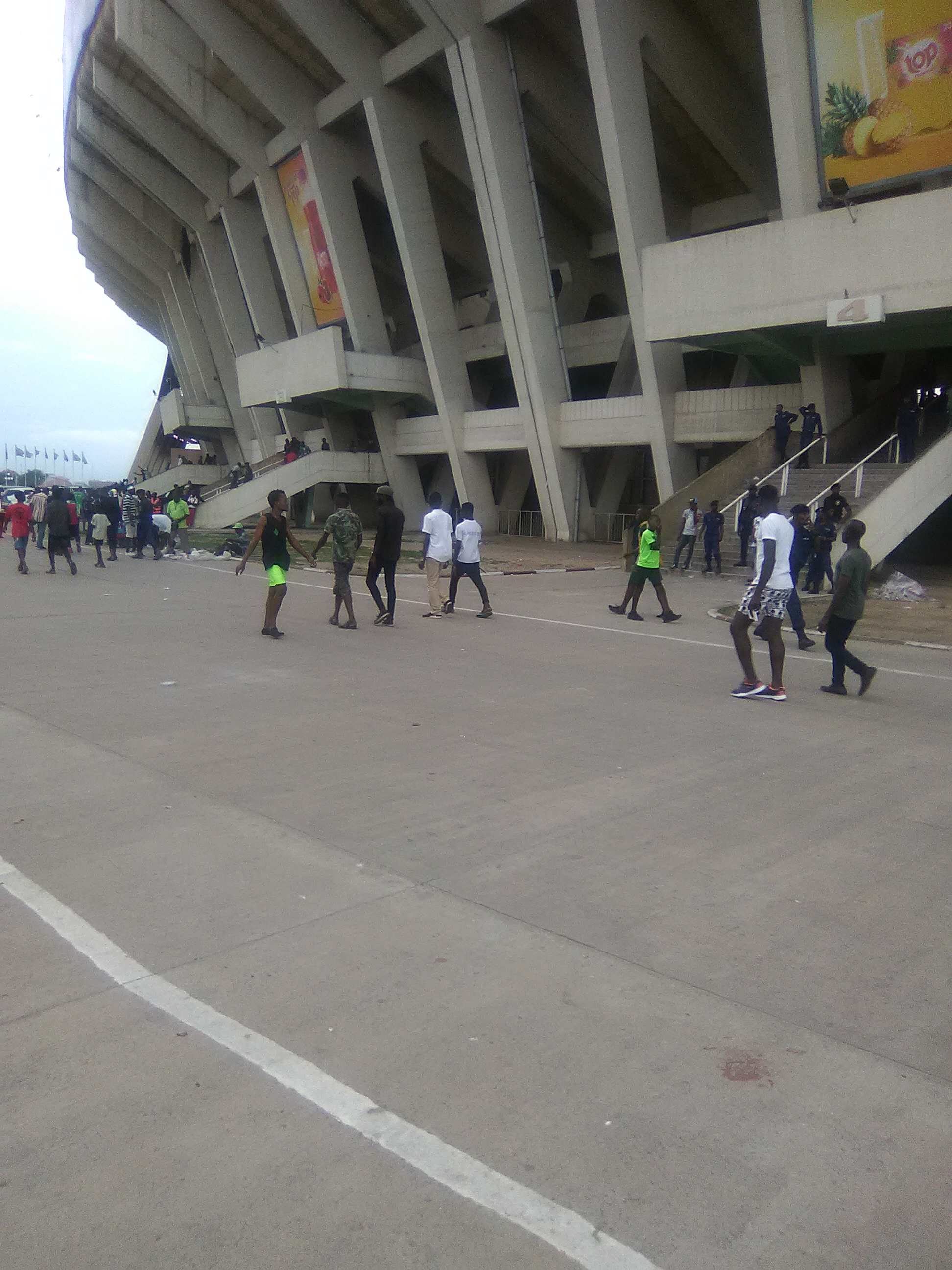 Aux abords du stade
