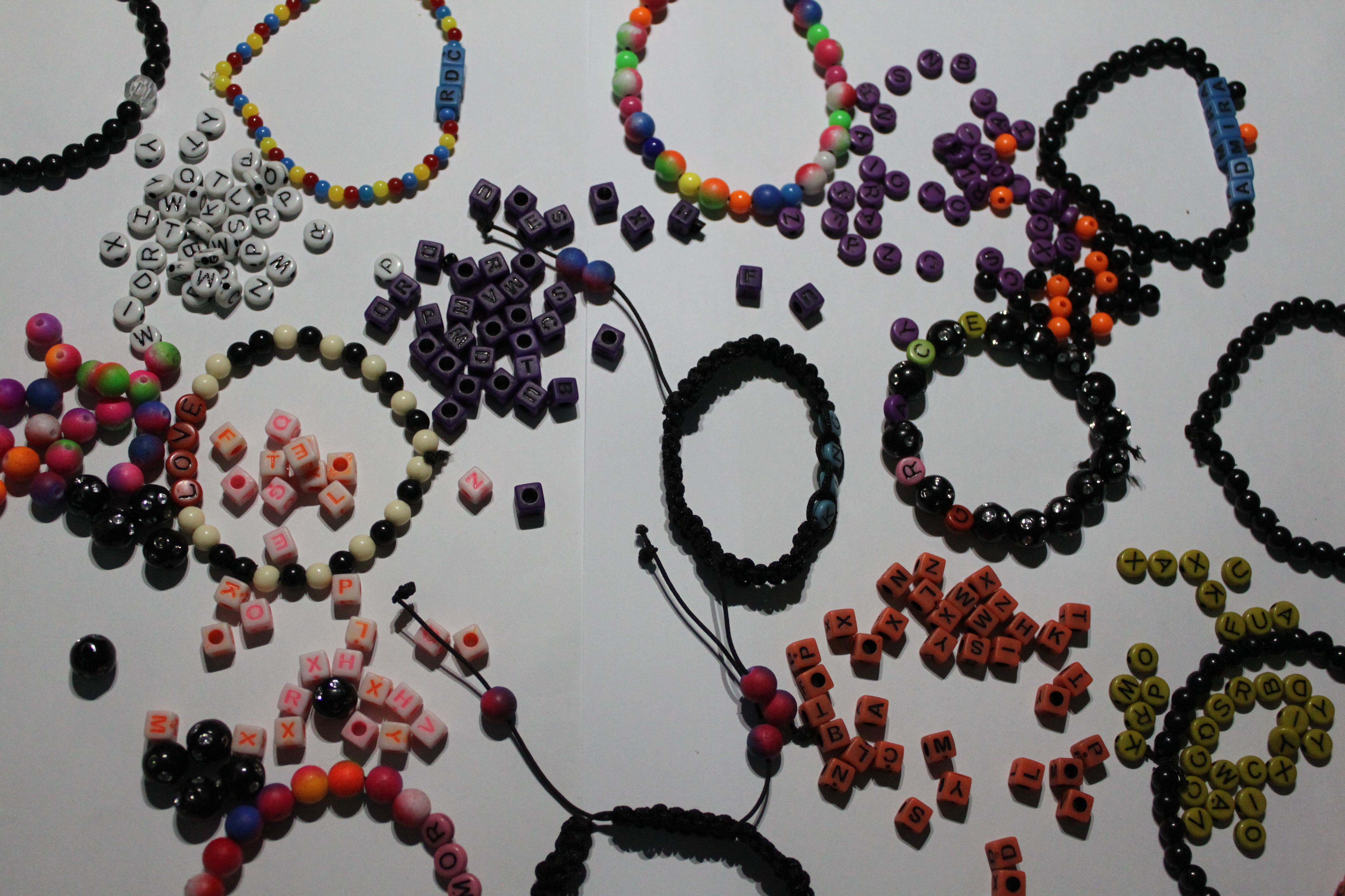 Fabrication de bracelet avec des perles
