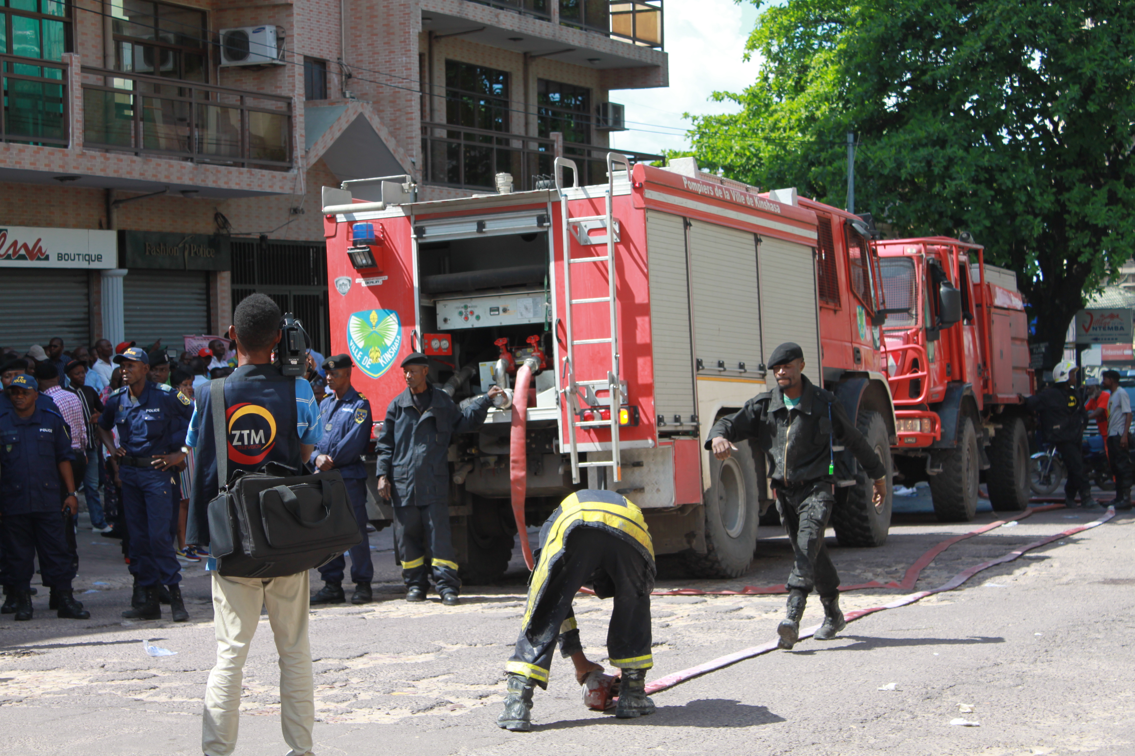 Le camion des pompiers sur le lieu de l'incendie