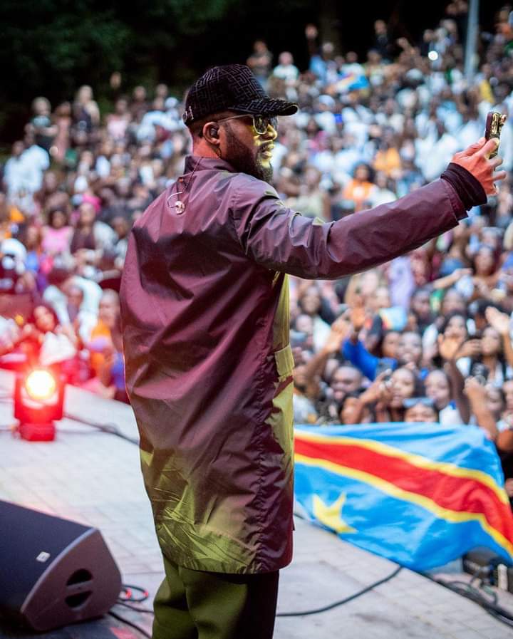 Fally Ipupa lors de son spectacle à Amsterdam en Hollande, le dimanche 17 juillet 2022.