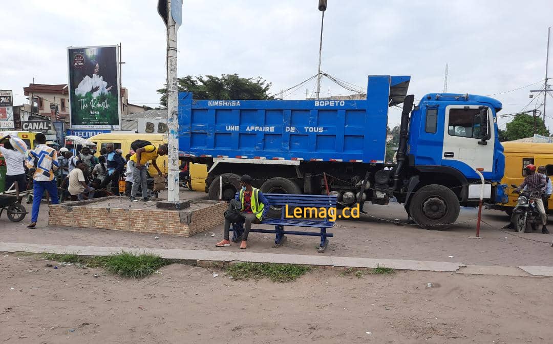 Camion Kin Bopeto garé, photo Rodrick Bendi pour Le Mag