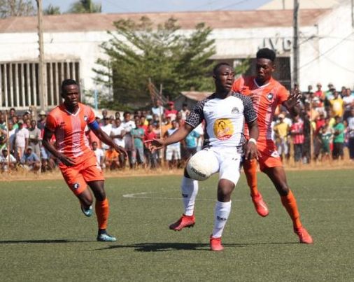 L'attaquant de Mazembe Jackson Muleka au milieu des défenseurs de Fosa