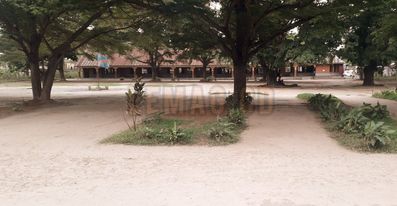 La cours vide de l'ecole EP1 Sainte Marie