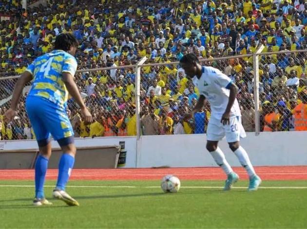 Kelvin Ugah en train de défendre au cours d'un match du championnat national, stade de la kenya 