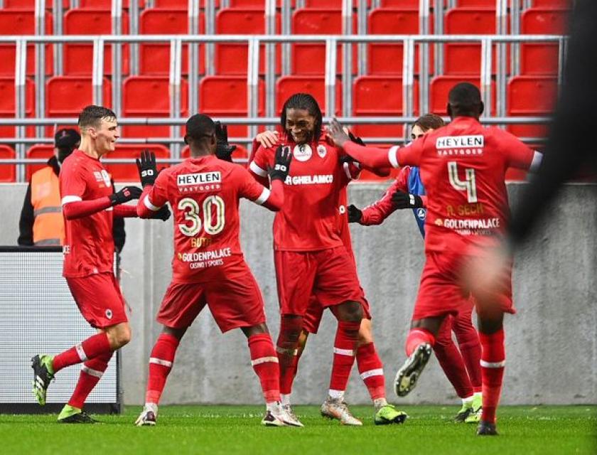 Dieu-merci Mbokani lors de la célébration de son but  face au Sporting de Charleroi 