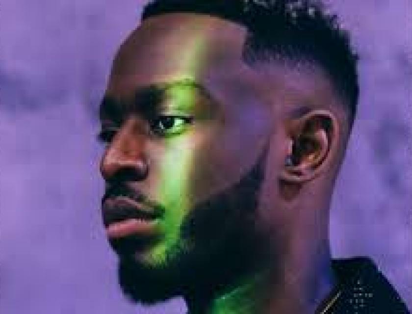 dadju fixe son regard à coté