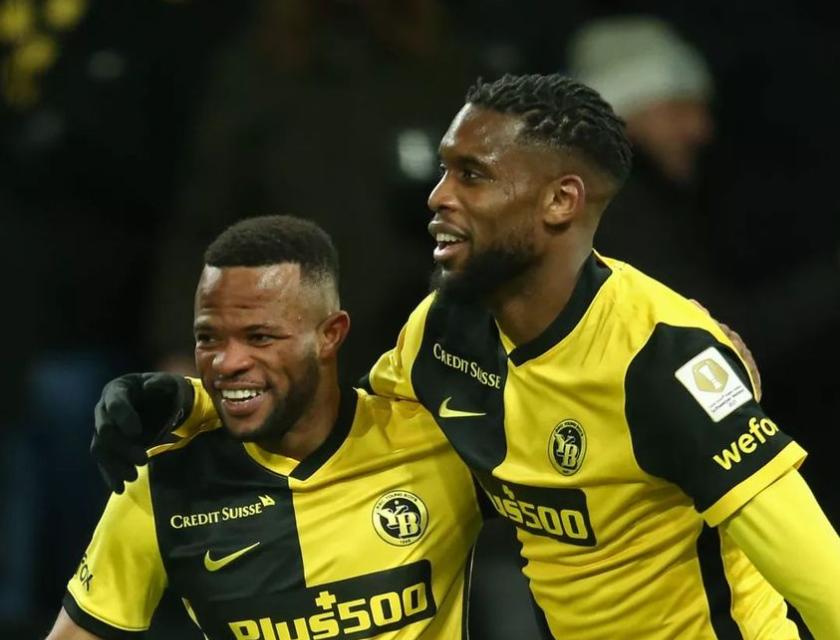 Meschack Elia avec son coéquipier des BSC Young de Suisse.
