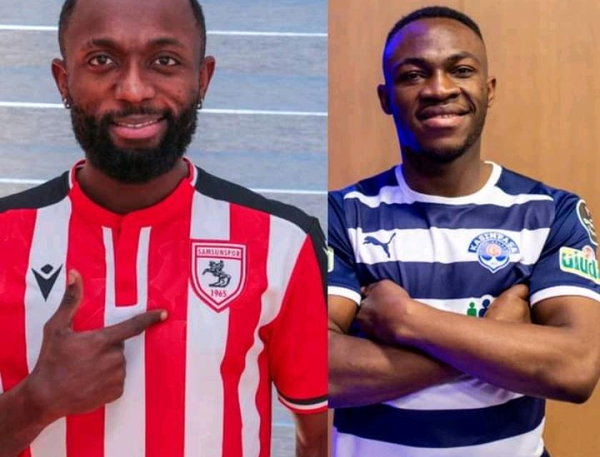 Joël Ngandu et Jackson Muleka avec les maillots de leur nouveau clubs.