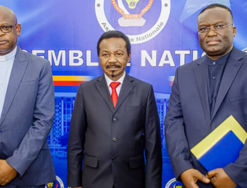 Le révérend Maurice Mondengo de l’ECC, Mgr Donatien N’shole, porte-parole de la CENCO et le président de l’Assemblée nationale, Christophe Mboso N’Kodia Pwanga. 
