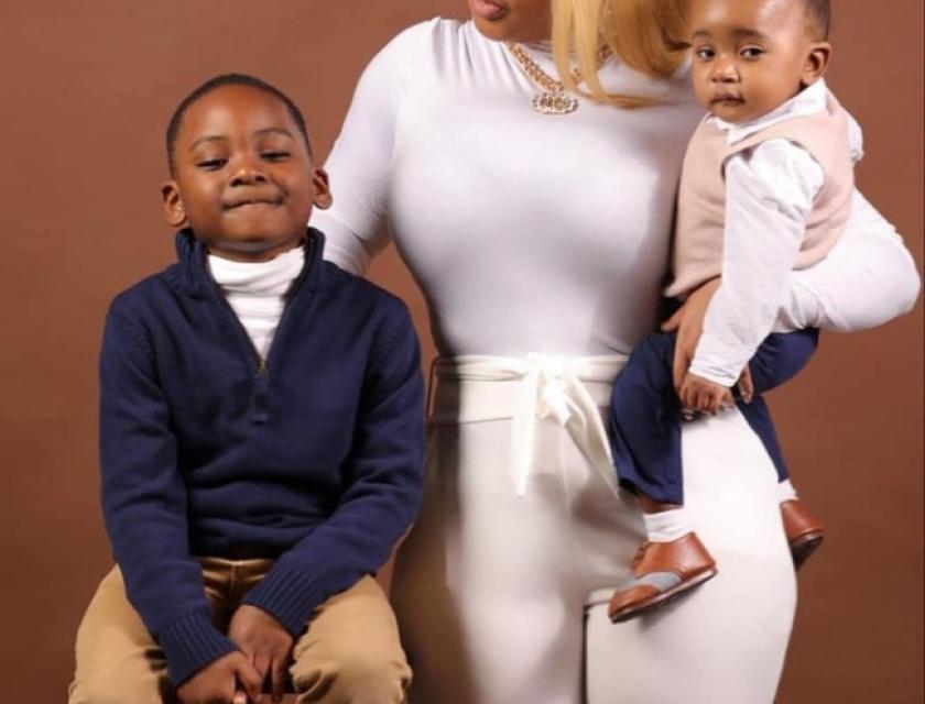 Penielle Samba, l'ex épouse du chantre gospel et pasteur Mike Kalambay. Avec ses deux enfants, photo Instagram.