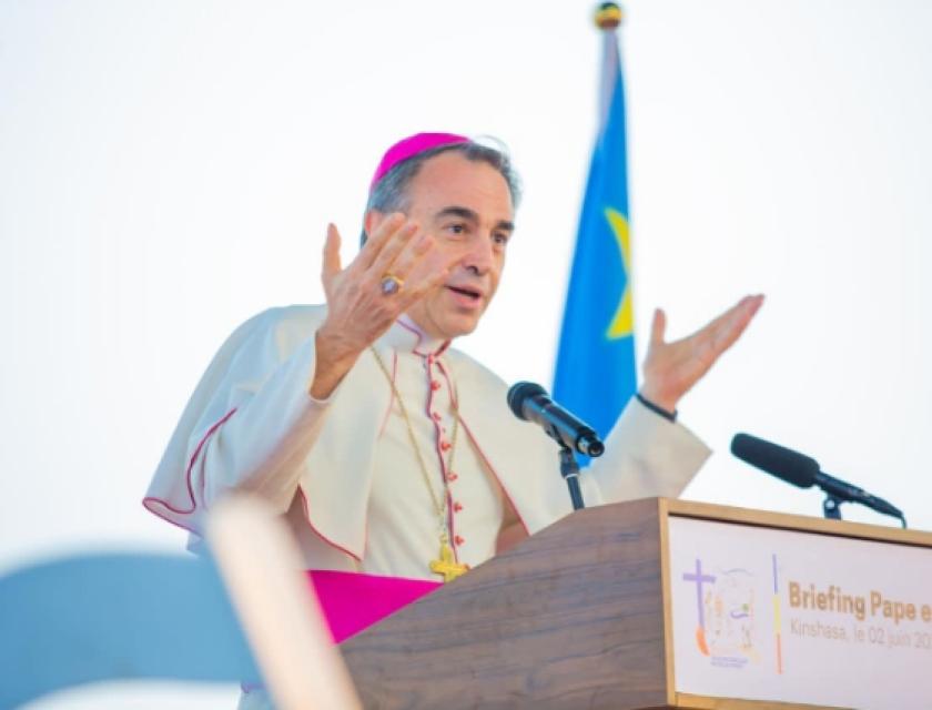 Mgr Balestrero lors du briefing jeudi 2 juin à l'aéroport de Ndolo à Kinshasa 