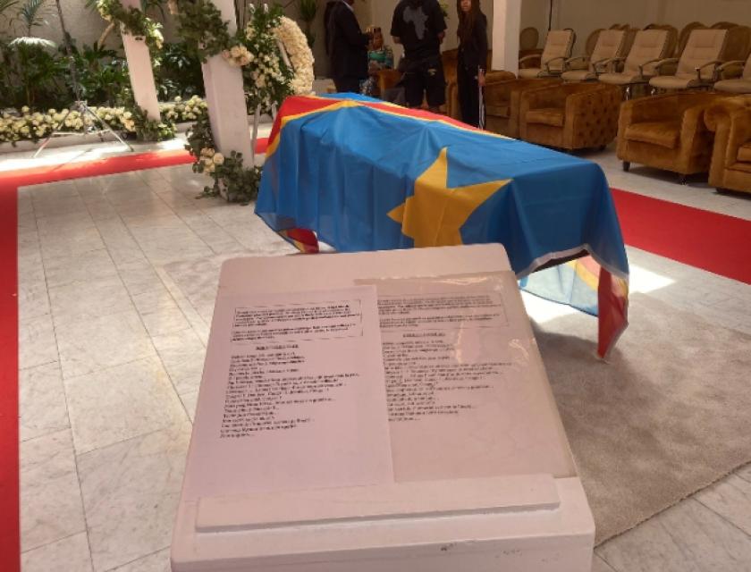 La relique de Patrice Lumumba contenue dans un cercueil en Belgique, lors de la restitution lundi 20 juin 2022.