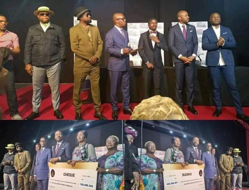 Cérémonie de la remise d'un chèque de 100 million de franc congolais aux veuves des artistes musiciens et comédiens à Kinshasa.
