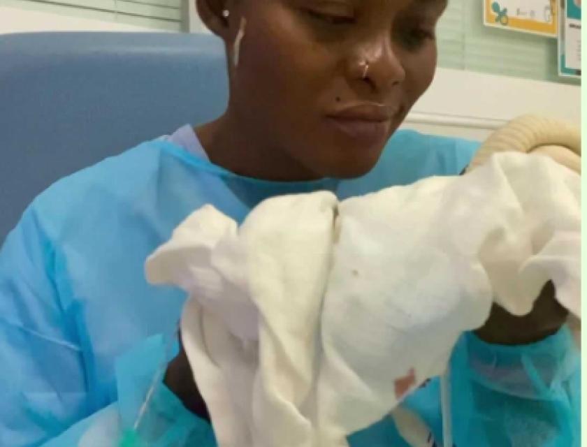 Tatiana Kruz tenant son bébé, après avoir été victime d'une fausse couche, lundi 1aout 2022.