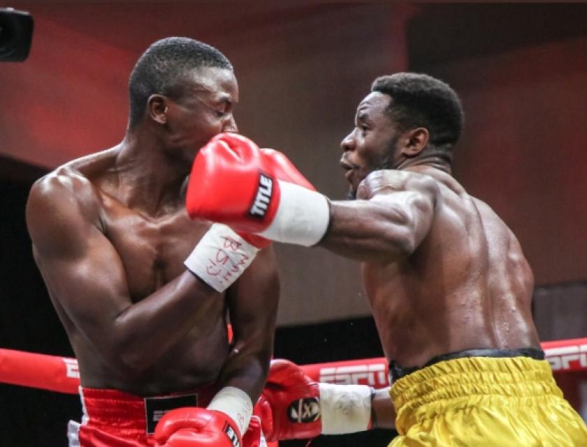 Le boxeur congolais Patrick Mukala en maillot jaune affronte son adversaire le malawite Siméon Tcheta à Johannesburg. 