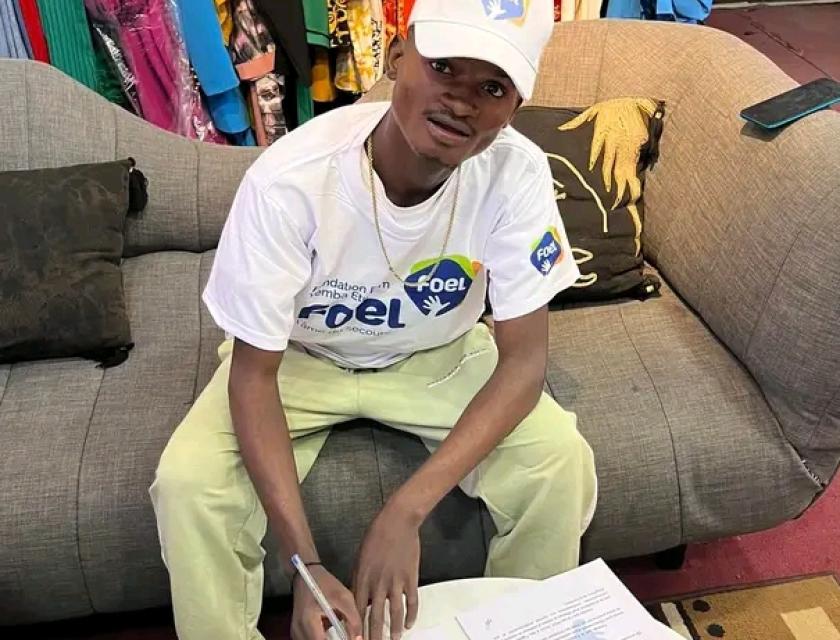 Petit Fally lors de la signature de son contrat avec la fondation Foel 