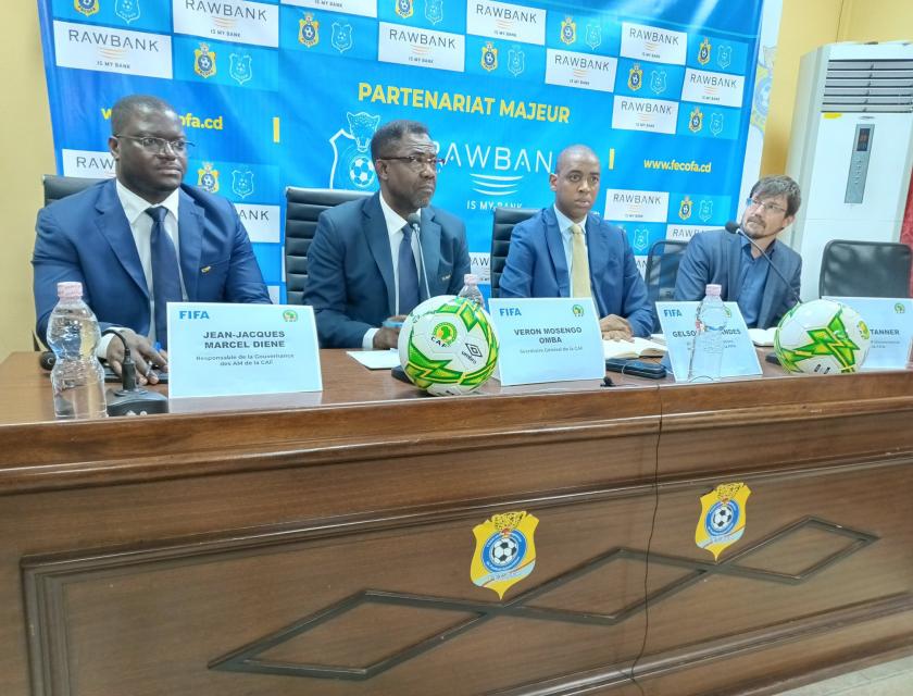Pullman hôtel de Kinshasa, le secrétaire général de la CAF, Véron MOSENGO et le Directeur afrique FIFA, Gelson FERNANDES en conférence de presse, 25 avril 2023.