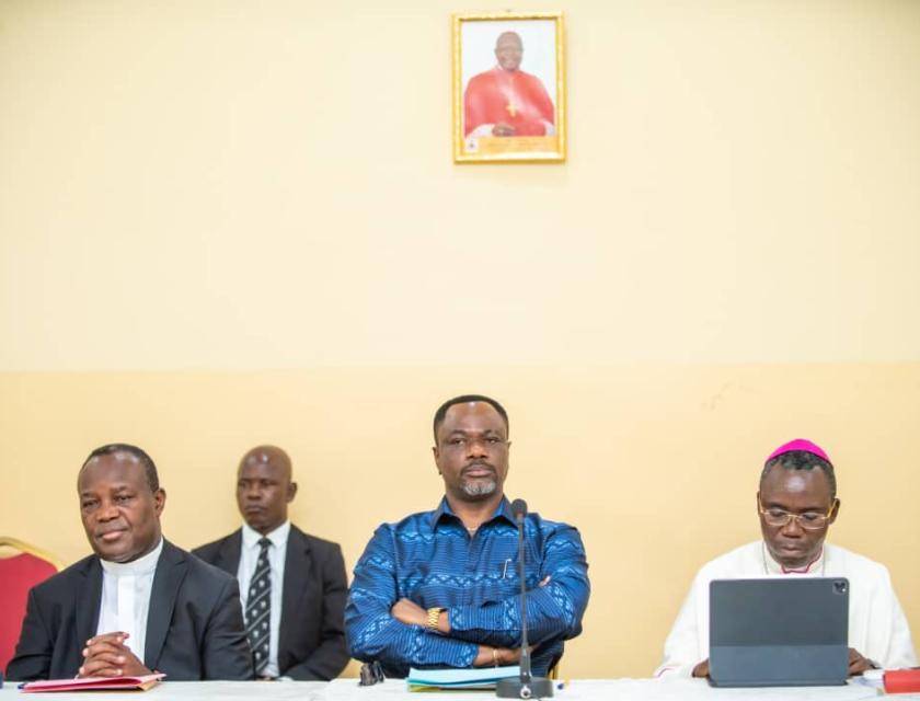 Kinshasa, Centre Nganda de kintambo , au milieu il y'a Tony MWABA, ministre de l'Enseignement primaire, secondaire et Technique a l'ouverture de l'atelier sur l'éducation à la paix, le développement et le vivre ensemble,25 avril 2023.