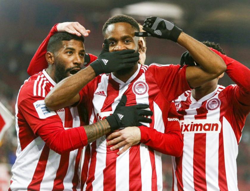 Cédric Bakambu en plaine célébration de but.