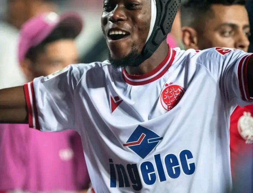 Le défenseur congolais, Arsène Zola en train de célébrer la qualification de son équipe en finale de la Ligue des champions de la CAF 