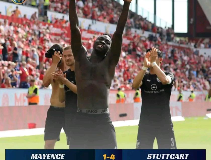 Silas KATOMPA ( au milieu) en train de célébrer la victoire de son équipe