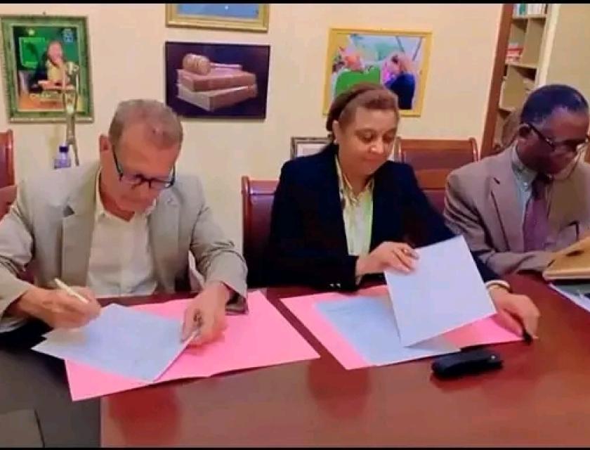 Cérémonie de signature de contrat entre V. Club et la firme brésilienne, sur la photo nous avons la Présidente du Club, Bestine Kazadi (au milieu), Patrick Banishay (à gauche de Bestine Kazadi) 