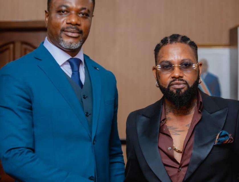 Tony Mwaba et le chanteur Ferre Gola se serre la main au cabinet du ministre de l'EPST 