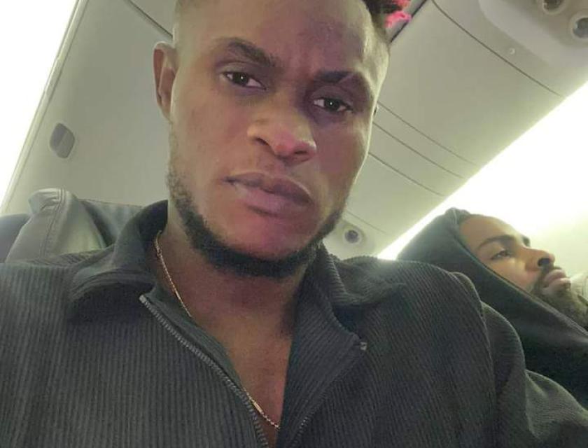 Jonathan Ikangalombo dans l'avion afin vers la Danemark 