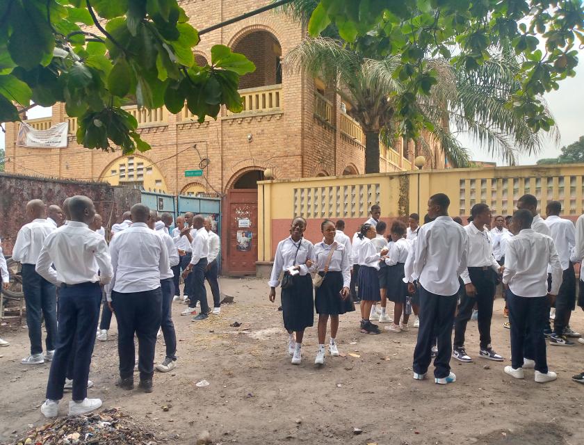 Finalistes de l'école Jonh Mabuidi au centre d'examen d'État Elikia/ photo de Yves Muetu 