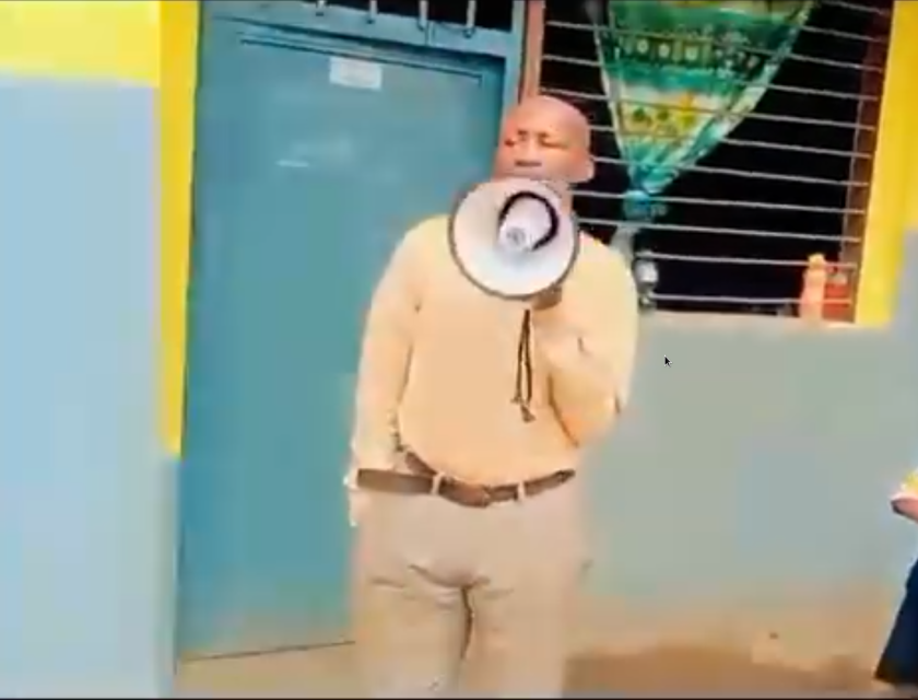 Le responsable d'une école qui harangue les élèves dans la cours.