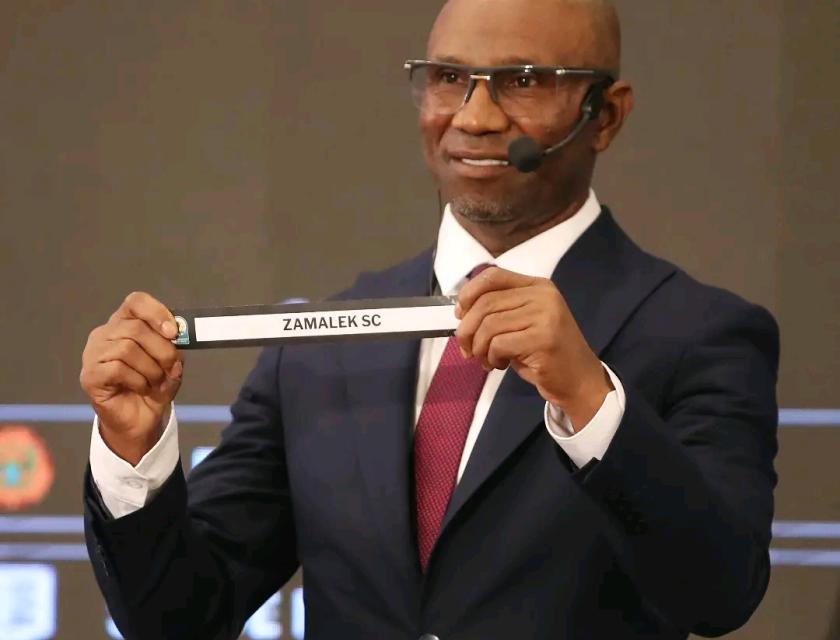 Florent Ibenge dans le siège de la CAF au Caire pendant le tirage au sort