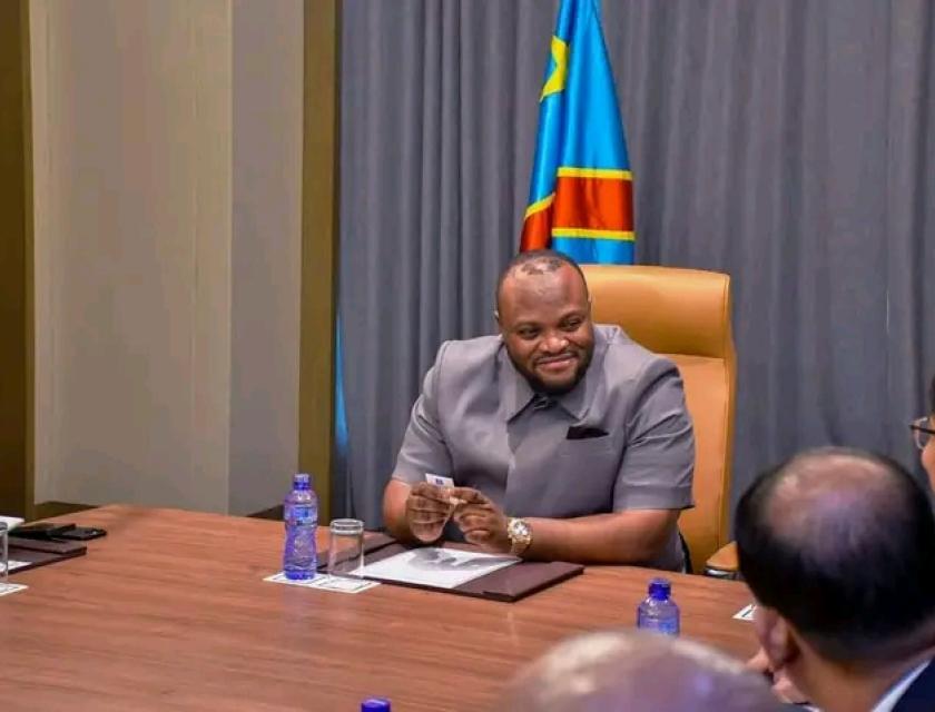 Le gouverneur de la ville de Kinshasa Daniel Bumba lors d'une reunion stratégique avec les représentants de l'entreprise publique chinoise China State