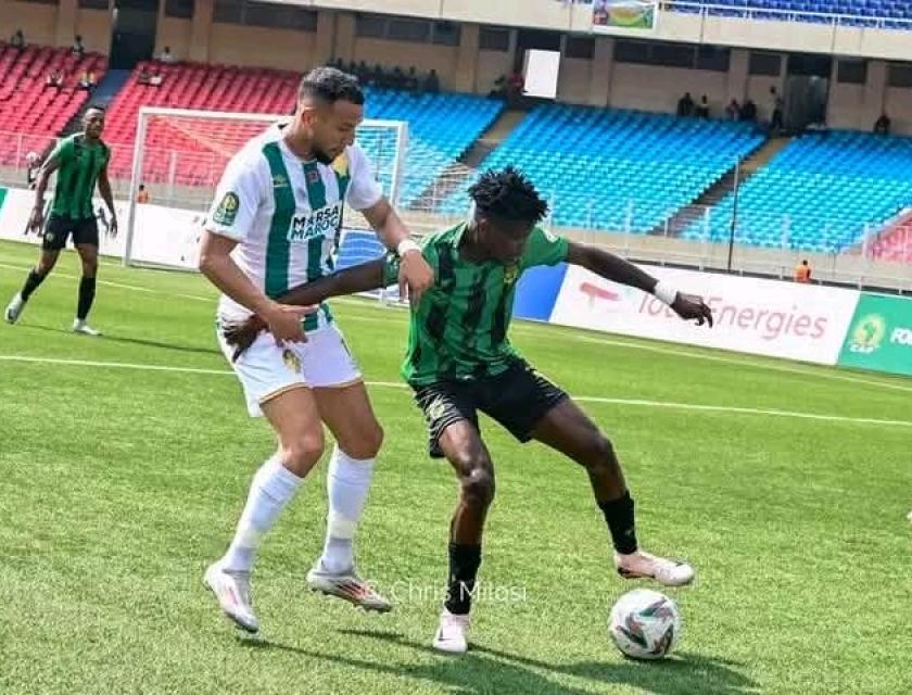 Duel entre un joueur de Maniema Union et du Raja Athletic Club, samedi 7 novembre, stade de Martyr de Kinshasa 