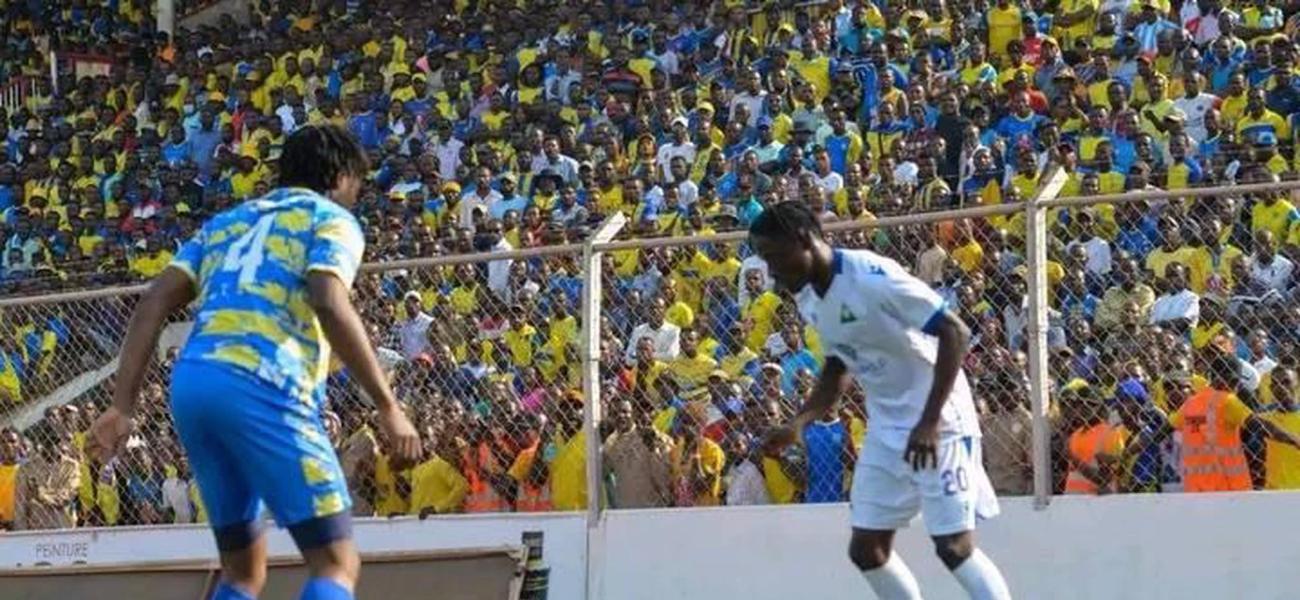 Kelvin Ugah en train de défendre au cours d'un match du championnat national, stade de la kenya 