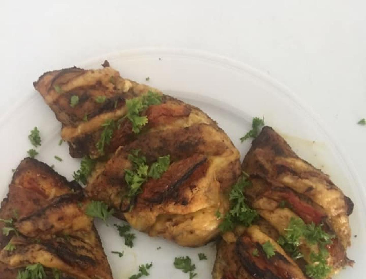 Poitrine de poulet servie dans une assiette