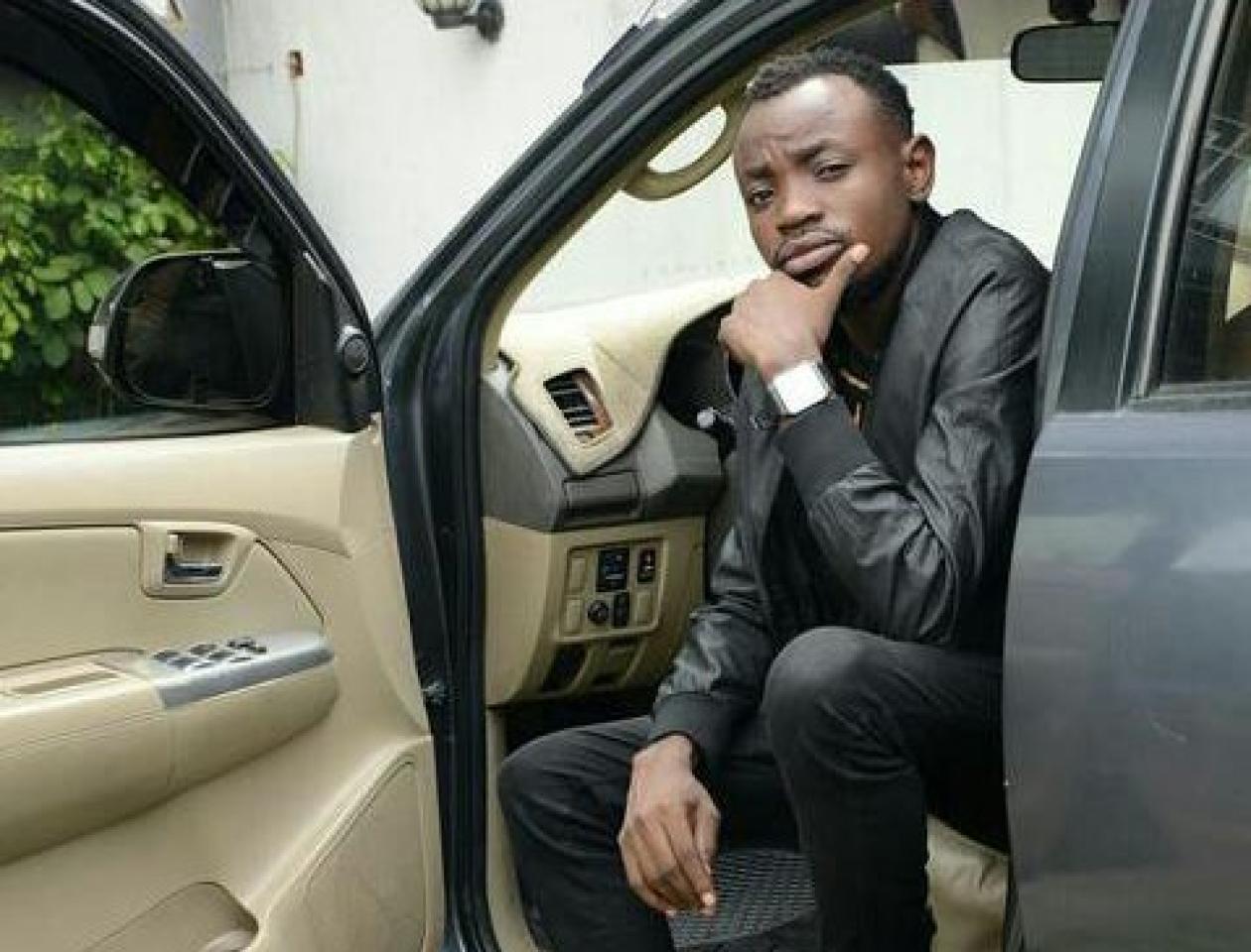 Ibrahim Piano dans sa voiture