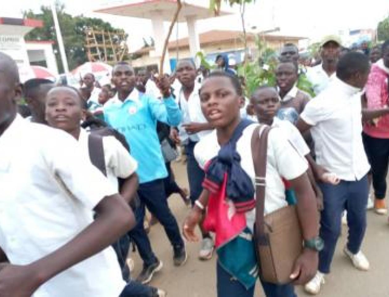 "Félix, si les classes ne reprennent pas, on va fumer le 'bombé'", message des élèves de Kinshasa au Président Tshisekedi