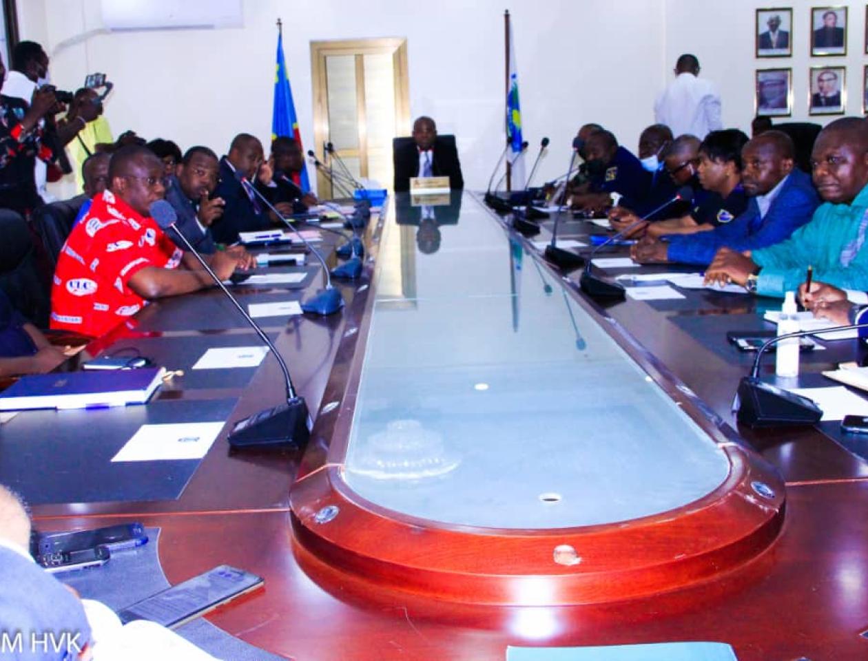 Gentiny Ngobila en réunion dans son bureau 