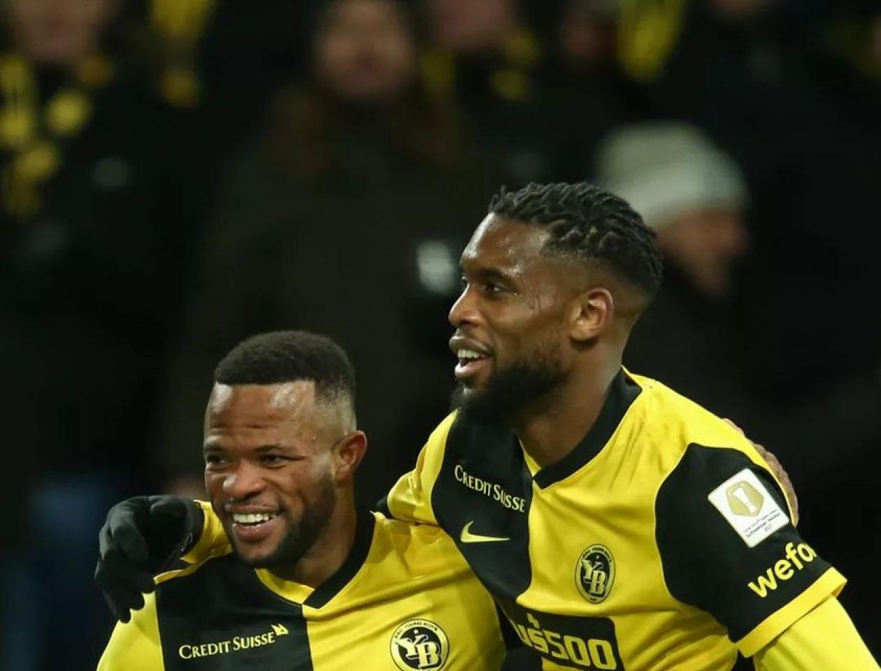 Meschack Elia avec son coéquipier des BSC Young de Suisse.