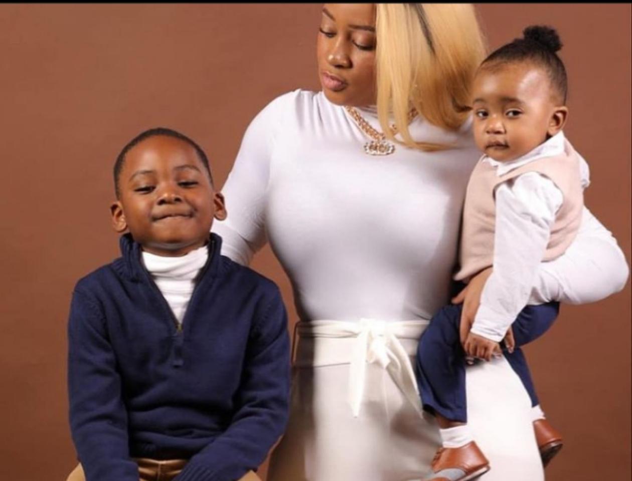 Penielle Samba, l'ex épouse du chantre gospel et pasteur Mike Kalambay. Avec ses deux enfants, photo Instagram.
