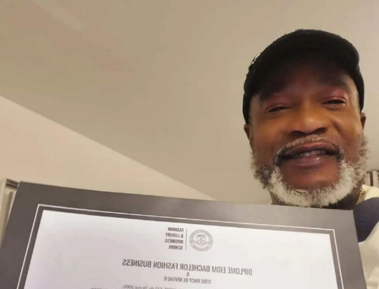 Koffi Olomide à Paris, exhibant le diplôme de sa fille Didi Stone