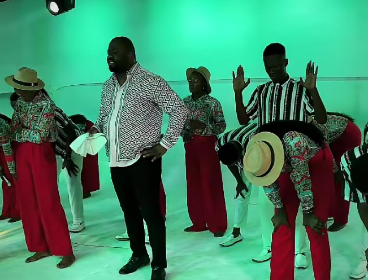 En plein tournage, Moise Mbiye 