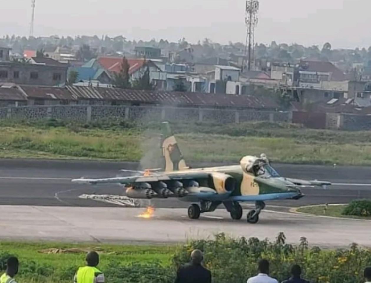 Sukhoï-25 des FARDC sur la piste de l'aéroport de internationale de Goma, après avoir été essuyé des tirs antiaériens par le Rwanda. Photo tirée sur le compte Twitter de Jean-Jacques Wondo  