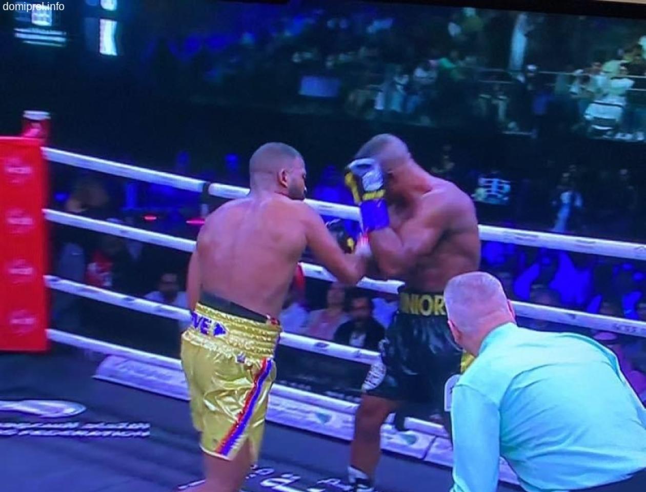 Le boxeur congolais Junior Makabu Ilunga en plein combat 