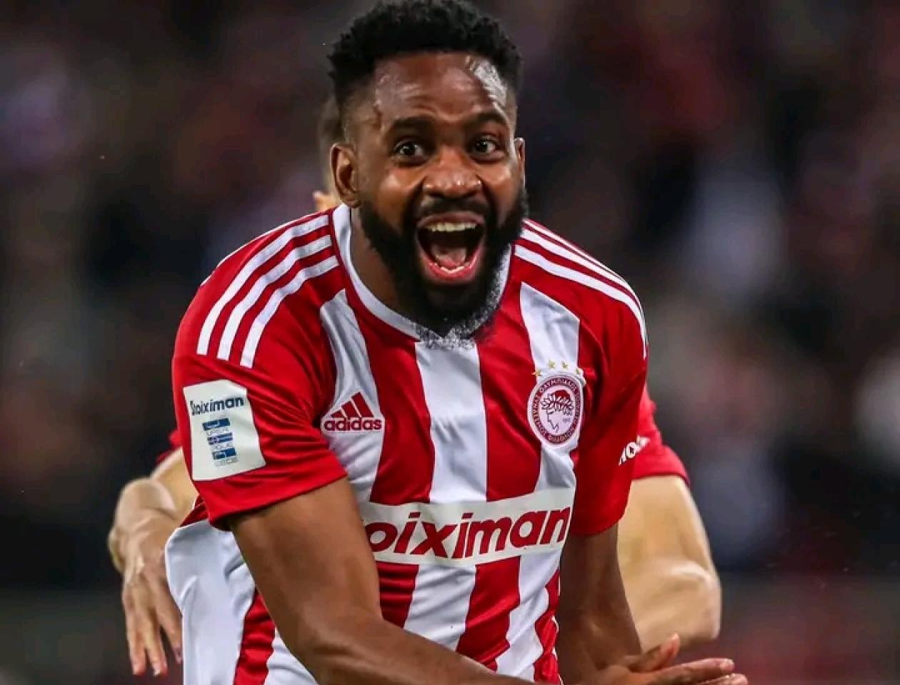 Grèce/Super League, Cedrick BAKAMBU sous le maillot de l'olympiacos, célèbre son but égalisateur contre AEK athéne 