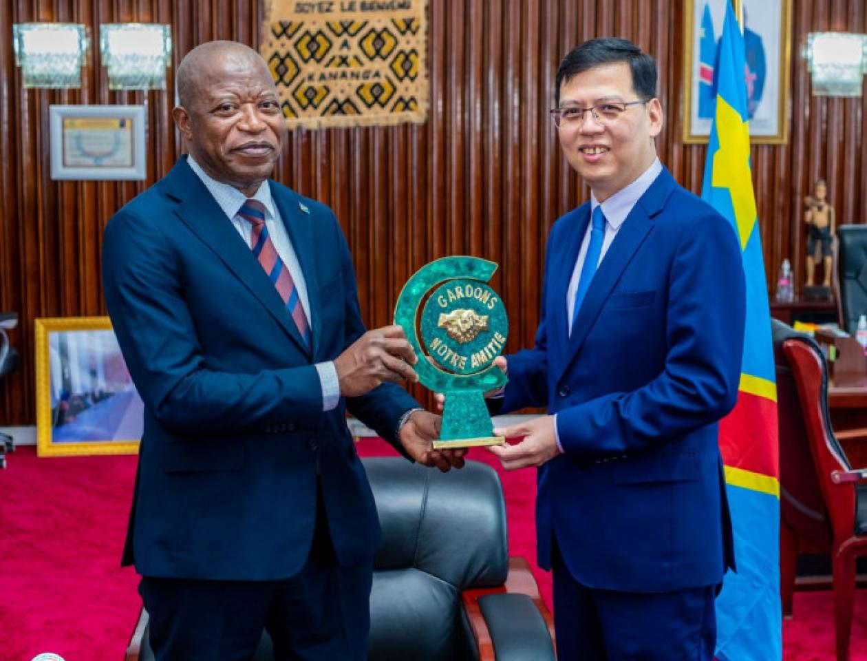 André MBATA, Vice-président l'Assemblée Nationale et Zhu JING, L'ambassadeur de la République Populaire de Chine en RDC. 